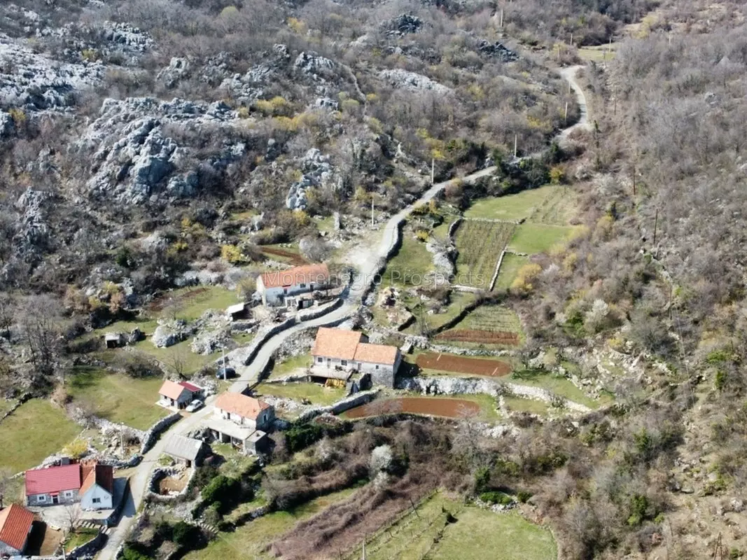 Bolsoje imenje v zivopisnom meste stitari 12400 7 1067x800