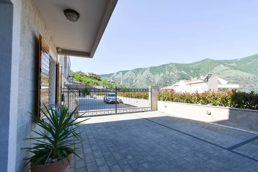 Apartments for sale 13770 22