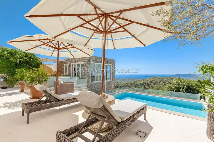 14168 lustica vila for sale 28.jpg