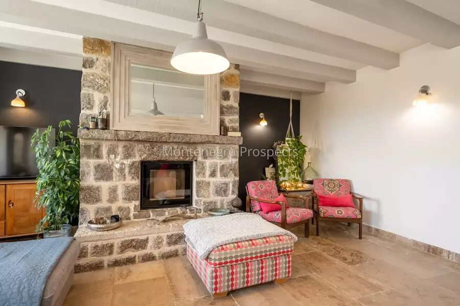 14168 lustica vila for sale 95.jpg