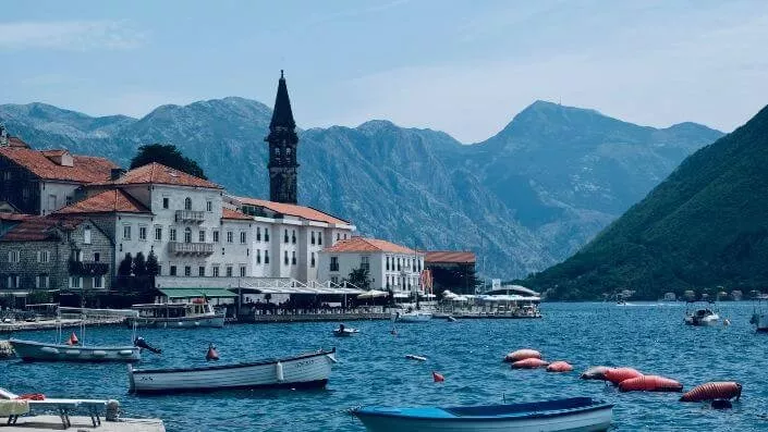Crna gora perast more planine zgrade